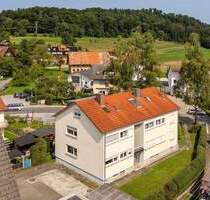 Zwei-Zimmer DG-Wohnung in Berg-Weiler mit Außenstellplatz