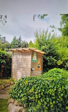 Außen-WC mit Waschbecken (an die Kanalisation angeschlossen) - 