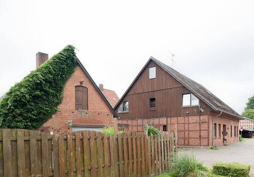 Seitenansicht Vorderhaus und Nebengebäude - Reserviert - Investieren mit Weitblick - 6 vermietete Wohneinheiten auf gepflegtem Eckgrundstück in Alfstedt