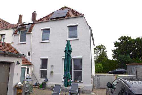 Rückansicht - Doppelhaushälfte mit Garage, Innenhof und Garten