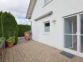 Sonnige Terrasse im Erdgeschoss - Vermietete Doppelhaushälfte mit Einliegerwohnung und Wohlfühlatmosphäre in Deufringen