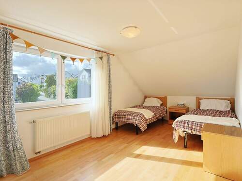 Helles, geräumiges Kinderzimmer im Dachgeschoss - 5 Zimmer Einfamilienhaus in Aidlingen