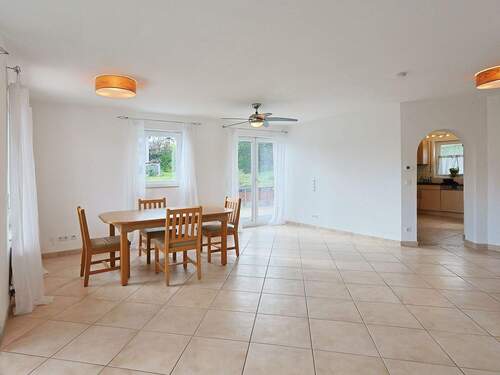 Essbereich mit Terrassenzugang und Blick zur Küche - 