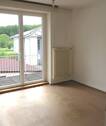 Zimmer mit Ausgang zum Balkon im Obergeschoss - 