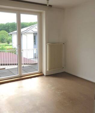 Zimmer mit Ausgang zum Balkon im Obergeschoss - 