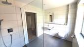 Badezimmer mit begehbarer Dusche im Erdgeschoss - 