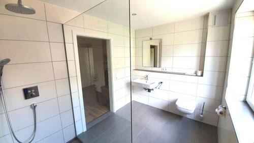 Badezimmer mit begehbarer Dusche im Erdgeschoss - 