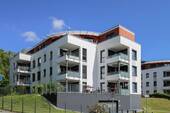 Hausansicht mit Blick zur Wohnung mit Balkon - Exklusive 3-Zi.-Wohnung mit Tiefgarage, Balkon & hochwertiger Ausstattung