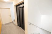 Hausflur mit Fahrstuhl - 3 Zimmer Etagenwohnung zum Kaufen in Chemnitz
