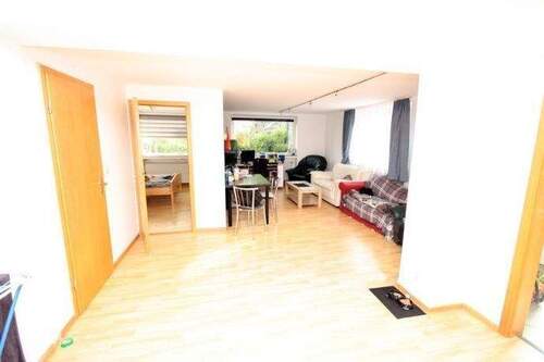 Wohnzimmer - 2 Zimmer-Küche-Bad-Wohnung im Erdgeschoß mit kleiner Terrasse und separatem Eingang in Eschwege