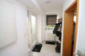 Flur mit separatem Wohnungseingang - 