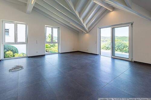 Wohnbereich mit Balkonzugang - 