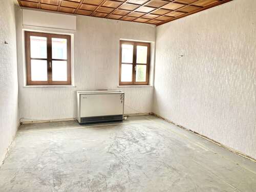 renovierungsbedürftiger Zustand der 4-Zimmer-Wohnung - 