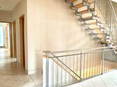 Treppenaufgang in die 6-Zimmer-Wohnung - Mehrfamilienhaus, Wohnhaus mit 200,00 m² in Eslarn zum Kaufen