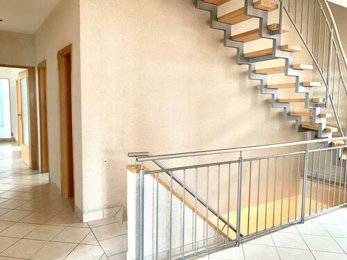 Treppenaufgang in die 6-Zimmer-Wohnung - Mehrfamilienhaus, Wohnhaus mit 200,00 m² in Eslarn zum Kaufen
