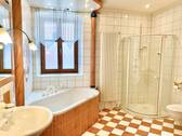Badezimmer mit Dusche und Wanne - 