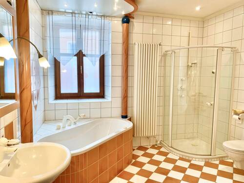 Badezimmer mit Dusche und Wanne - 
