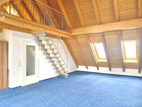 lichtdurchflutetes Zimmer mit Galerie - 