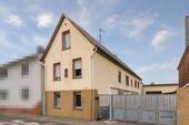 Hausansicht - Einfamilienhaus mit Scheune und Hof - typisch Finthen, voller Möglichkeiten