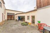 Hof - 5 Zimmer Einfamilienhaus in Mainz / Finthen