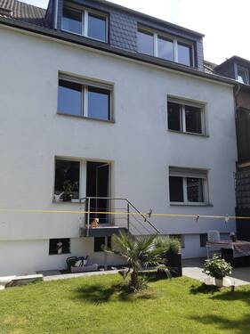 Hintere Hausansicht - 1 Zimmer Mehrfamilienhaus, Wohnhaus zum Kaufen in Duisburg
