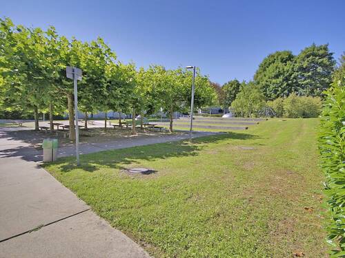 Schöner, gepflegter Park nebem dem Haus - 3 Zimmer Etagenwohnung zum Kaufen in Ludwigsburg