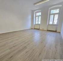 Zentral gelegenes Büro im beliebten Kaßberg: Erdgeschoss, drei Zimmer, Balkon und Stauraum - Chemnitz