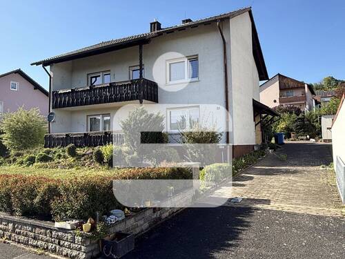 Außenansicht Straße - Gepflegtes Zweifamilienhaus mit Garten!