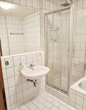 Badezimmer mit Dusche und Wanne - 