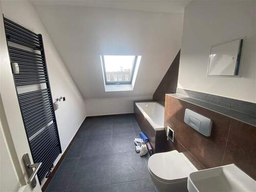 Tageslichtbad mit Wanne - 2 Zimmer Etagenwohnung zur Miete in Leipzig
