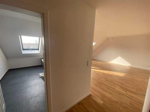 Blick vom Flur zum Bad und WZ - 