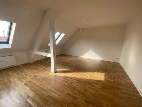 heller Wohnbereich mit offener Küche - 