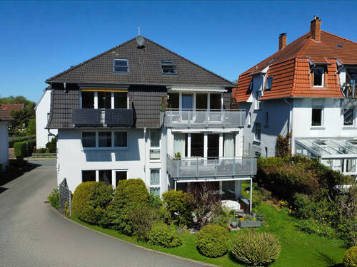 Hausansicht hinten - Helle Zweizimmerwohnung mit eigener Terrasse in ruhiger Lage
