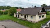 von vorne/seite - 7 Zimmer Mehrfamilienhaus, Wohnhaus zum Kaufen in Aislingen