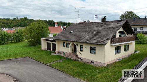 von vorne/seite - 7 Zimmer Mehrfamilienhaus, Wohnhaus zum Kaufen in Aislingen