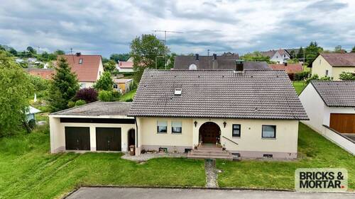 von vorne - 7 Zimmer Mehrfamilienhaus, Wohnhaus in Aislingen