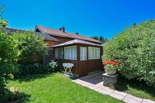 Garten mit Gartenhaus - 