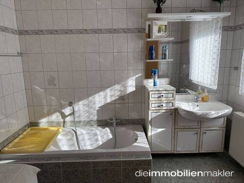 Bad mit Wanne - Einfamilienhaus mit 117,00 m² in Golßen zum Kaufen