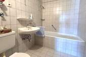 Bad mit Wanne, WC u. Waschbecken - 