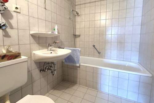 Bad mit Wanne, WC u. Waschbecken - 