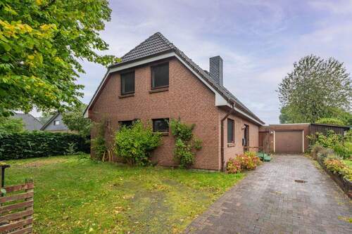 Blick von der Straße - Einfamilienhaus mit Einliegerwohnung auf großem Grundstück