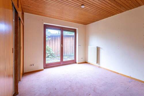 Schlafzimmer EG Blick Terrasse 2 - 