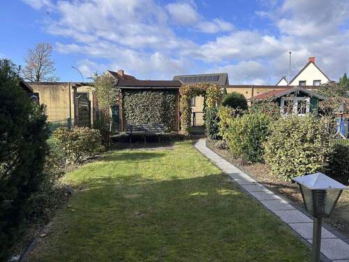 Blick auf die Garagenanlagen - 4 Zimmer Reihenmittelhaus in Achim