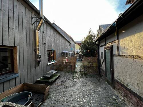 Blick Innenhof - 9 Zimmer Mehrfamilienhaus, Wohnhaus in Nußbaum