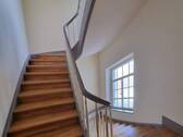 großzügiges, gepflegtes Treppenhaus - 