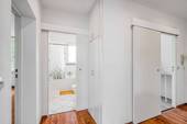 Flur mit Abstellkammer - 