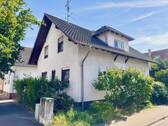 Hausansicht - TRADITIONELL: DAS PERFEKTE FAMILIENHAUS MIT KLEINEM GARTEN!