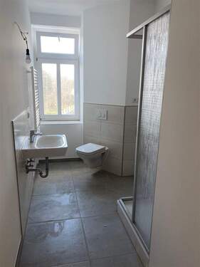Tageslichtbad mit Dusche und WM-Anschluß - 2 Zimmer Etagenwohnung zur Miete in Markkleeberg