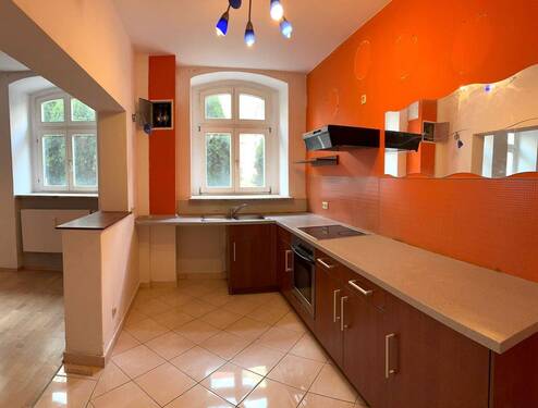Küche - Blick von Tür (2) - gemütliche 2-Zimmer-Wohnung im Souterrain mit Einbauküche!