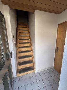 Eingangsdiele mit Treppenaufgang - 